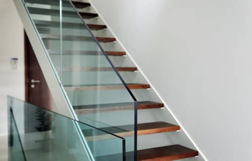 Escalera con vidrio de seguridad laminado